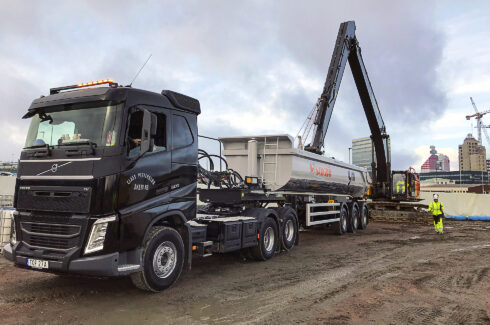 En Volvo FH 500, med tandemaxellyft, som kör för Claes Pettersson Åkeri AB, ett av Göteborgs äldsta åkerier. Fotograf: Volvo Lastvagnar