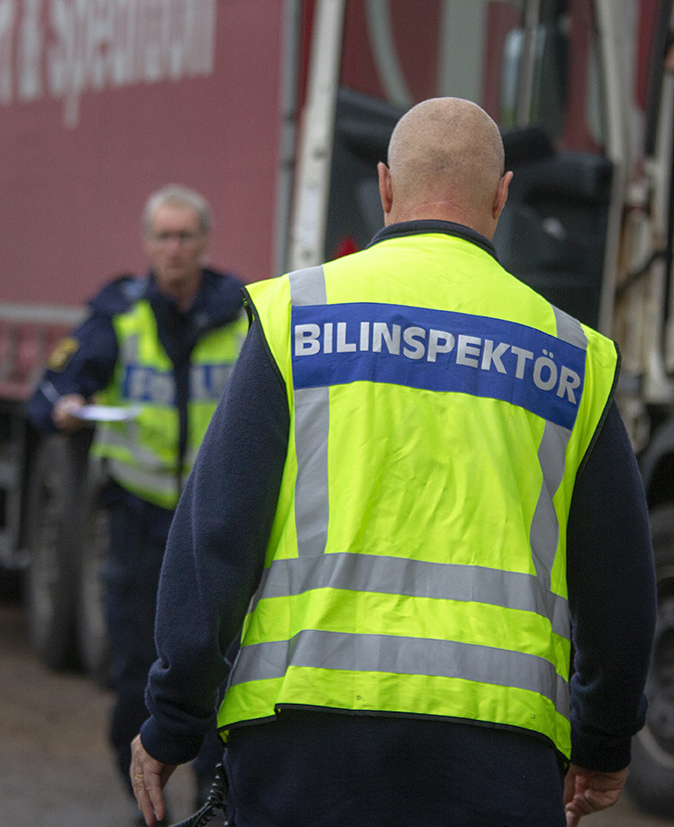 Trafikpolis Lars-Göran Samuelsson samarbetade med bilinspektör Krister Nilsson under onsdagens kontroll i Helsingborg. Foto: Göran Rosengren