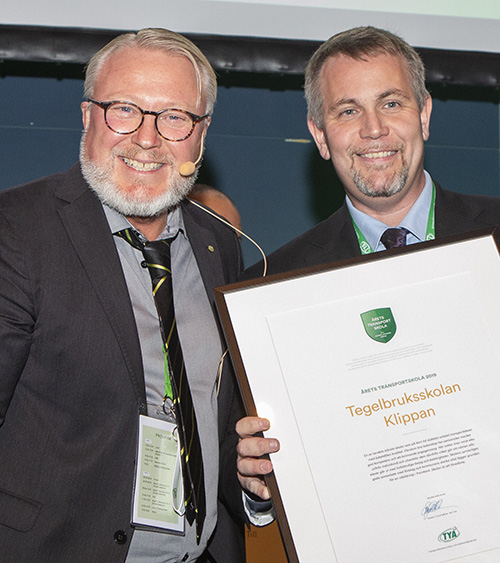 Tegelbruksskolans biträdande rektor Johan Jönsson (till höger) tar emot priset Årets Transportskola 2019 av Lasse Holm, projektledare på TYA. Foto: Evelina Carborn