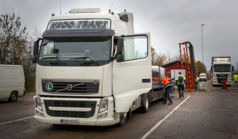 Undermålig lastsäkring och otillåtet cabotage. Inte många rätt på transporten som var på väg från Polen till Ramsele. Foto: Göran Rosengren