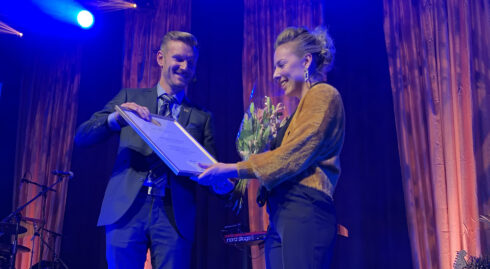 En glad Sandra Petersson tar emot utmärkelsen Årets yrkeslärare 2019. Det är organisationen World Skills Sweden som står bakom priset. Foto: TYA
