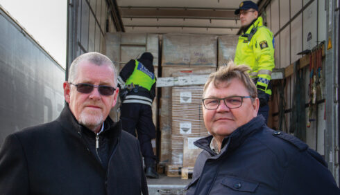 De båda sverigedemokraterna Thomas Morell (t vä) och Peter Lundgren ägnade en heldag i hamnen för att ta en närmare titt på kontrollverksamheten. Foto: Göran Rosengren