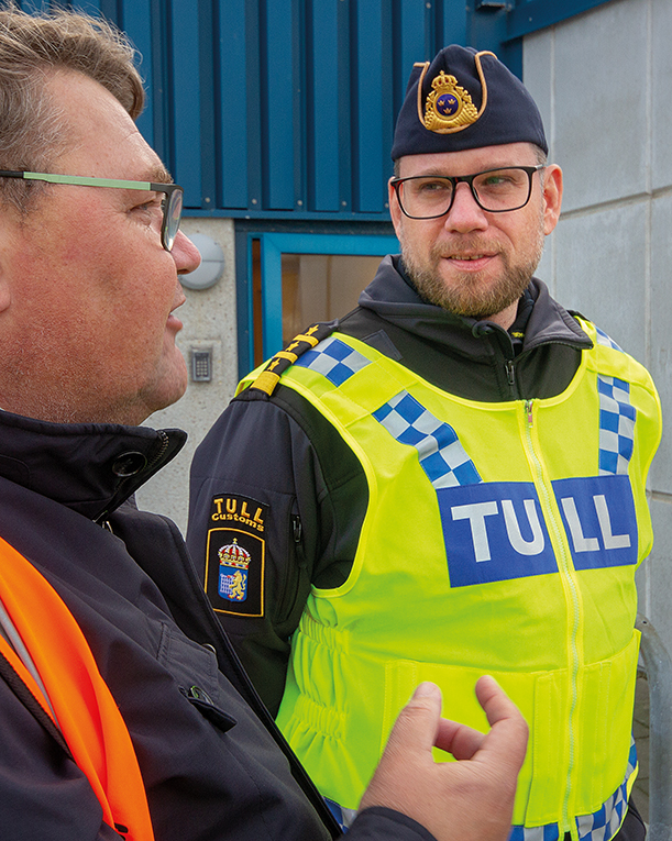 EU-parlamentarikern Peter Lundgren diskuterade Tullverkets verksamhet, utveckling och framtid med Martin Petersson, biträdande gränsskyddschef för Tullverket i region Syd. Foto: Göran Rosengren