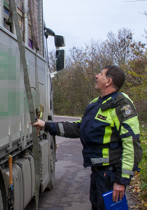 De här spännbanden har gjort sitt. För längesedan, konstaterar trafikpolis Sören Johansson. Foto: Göran Rosengren