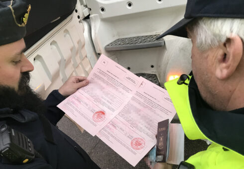 Drivers attestation, pink paper, świadectwa kierowcy. Eller Förartillstånd, på svenska. Foto: Göran Rosengren, arkiv