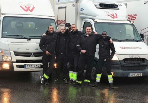 Nyföretagaren Iskander Hamdi omringad av sina anställda på IH Transport. Från vänster: Prince Osagie Aimuamosa, Tornike Shatirishvili , Iskander Hamdi, Foudhil Irid och Wasswa Twaha Ssass.