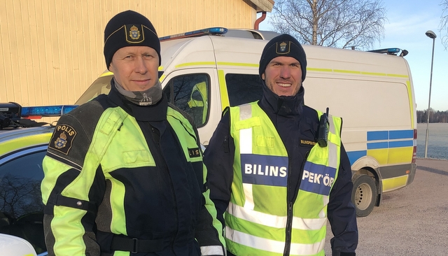 Trafikpolis Andreas Warg och bilinspektör Samuel Höök lät sig inte luras och avslöjade stölden. Foto: Polisen i Dalarna
