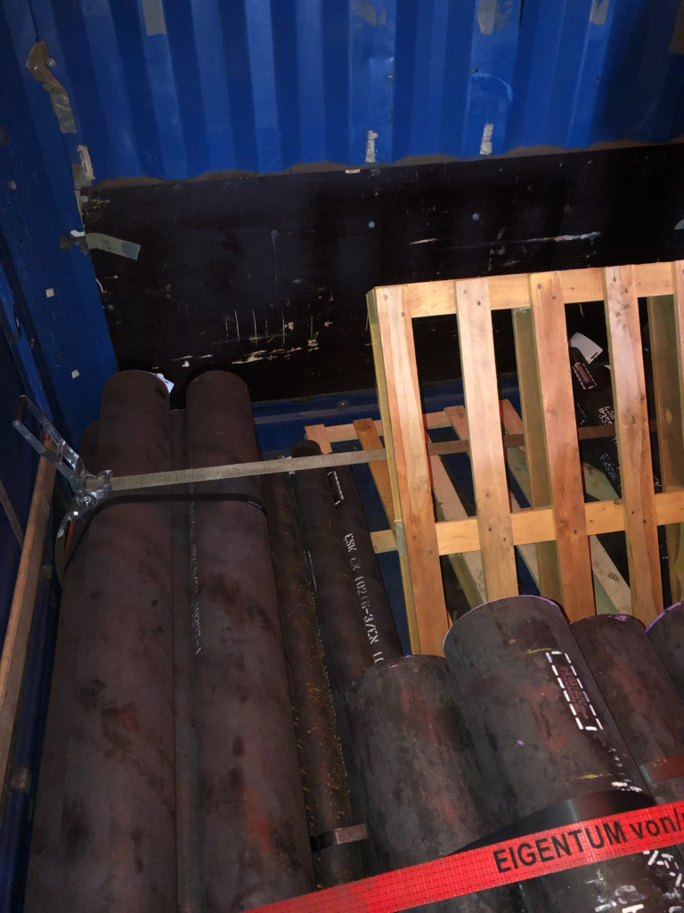 Sex ton stålrör hade förstängts framåt med en klen engångspall.