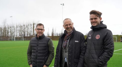 Glada, hållbara, "gubbar" från vänster Hans Gribbling, Arenachef på Laröds IP, Kjellåke Fyrgård, VD på Ohlssons och Mattias Hallberg, kommersiellt ansvarig på HIK.