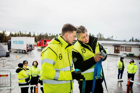 Branscherfarenhet är lika viktigt som pedagogiskt kunnande i den obligatoriska fortbildningen av lastbilsförare. Det anser representanter för den svenska transportbranschen. Foto: Evelina Carborn