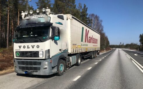  Karlsson Spedition äger inte längre denna trailer och säger till oss att det är bekymmersamt att deras företagsnamn syns i dessa och liknande sammanhang. Ett problem de delar med andra som har sålt sina enheter. Karlssons Spedition arbetar sedan en tid tillbaka på att finna en fungerande och kostnadseffektiv lösning för att få bort logotypen från de trailers de säljer. Foto: Roger Ogemar