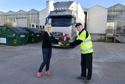 Maria Lundgren på Arvidssons i Fjärås och chauffören Torgny ”Tojje” Pettersson på Novi Express AB har lastade igår "Årets Pelargon", som idag finns ute i butikerna. Foto: Tommy Holl