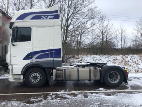 Trailern som skymtar framför dragbilen har inget med ärendet att göra.