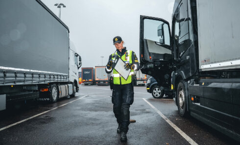 Jonna Ström konstaterar att vanliga brister är fel i deklareringen och felaktig märkning på lastbäraren. Hamnarnas säkerhetskultur har tydliga brister. Foto: Gustav Elfving