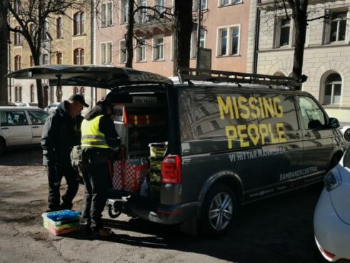  Volkswagen Transportbilar stöttar Missing People med bl a fordon och reflexvästar till deras sökinsatser. 