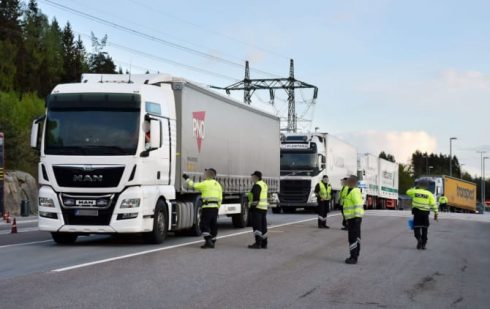 Löne- och arbetsvillkor kan snart kontrolleras direkt på plats. Bilden är från en av Statens vegvesens tidigare kontroller. Foto: Stein Inge Stølen/NLF