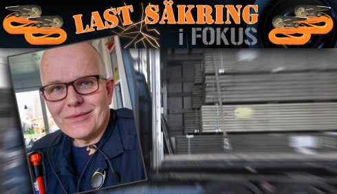 Trafikpolis Lars Österberg från Hudiksvall efterlyser någon form av examination efter en YKB-utbildning. På fotot syns den dåligt säkrade virkeslasten som nämns i artikeln.