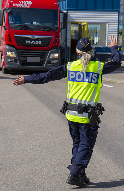 En av aspiranterna vinkar in ett ekipage för kontroll. Foto: Göran Rosengren
