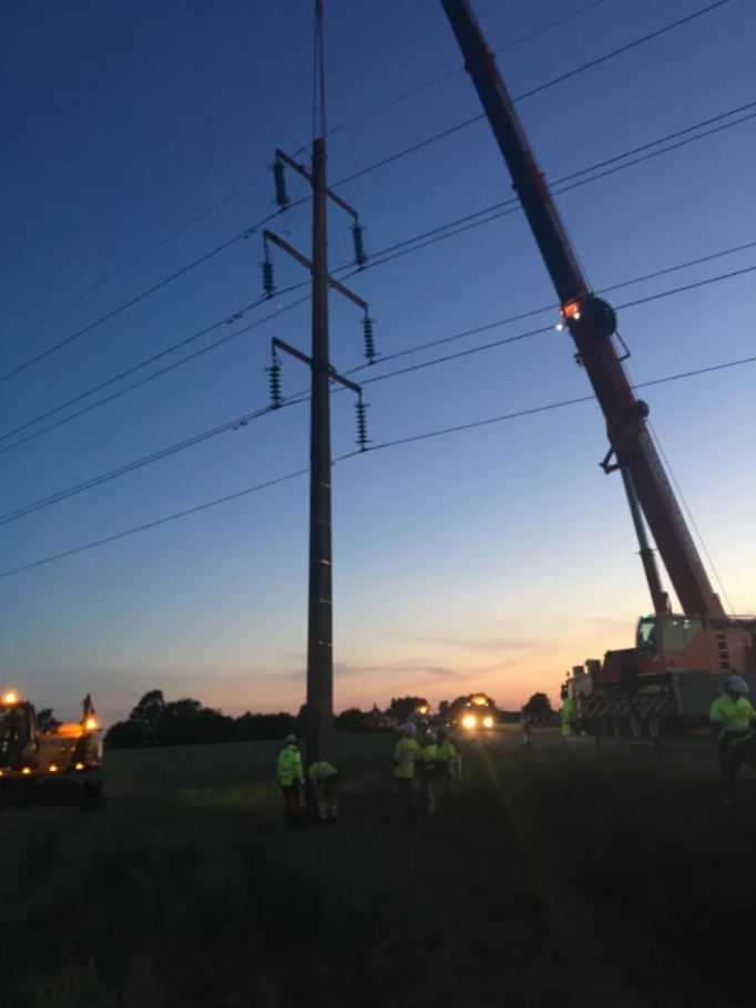 Reparationen av den kraftstolpe som en lastbil körde ner kvällen den 6 juni 2018. Foto: Öresundskraft