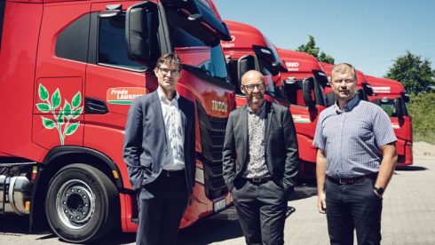  Från vänster: Kåre Neergaard, Business Line Manager Medium / Heavy Trucks på Iveco. Thomas Corneliussen, Executive Vice President på Frode Laursen och Jan Skov Pedersen, Technical Manager på Frode Laursen