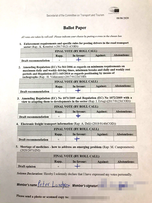 Peter Lundgren tog ett foto på ett av de kanske viktigaste dokumenten för transportbranschen i modern tid. Blanketten som användes vid dagens votering som många parlamentariker genomförde på distans på grund av coronapandemin.. 