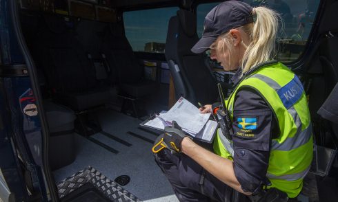 Jonna Ström är farligt godsinspektör på Kustbevakningen. Snart får hon fler kollegor, vilket Thomas Morell (SD) i sin debattartikel menar "är glädjande". Foto: Göran Rosengren, arkiv