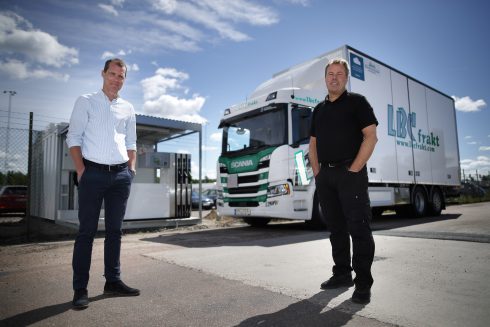 En ny, fossilfri Scania. Till vänster Oscar Svenlund, vd på Lecab. Till höger Perra Johansson, ägare och vd Åkes Fjärr- och lokaltransporter. Foto: Scania