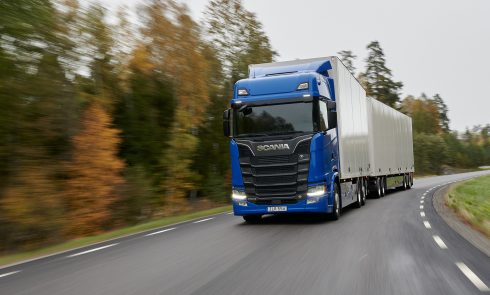 Renare motorer och bränsle samt större lastkapacitet ska inte bestraffas med höga skatter menar artikelförfattaren Jörgen Nilsson (KD). Foto: Gustav Lindh, Scania CV AB