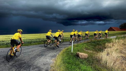 Helsingborgslaget på väg genom det skånska landskapet. I år deltog Tobias Lundberg från Tempon Group och hans sambo Sabina.