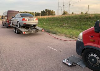 Att bogsera på E20 i 74 km/h, är inte lagligt.