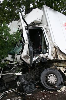 Föraren blev fastklämd, men kunde sedan föras till sjukhus. Foto: Heidi Bodensjö