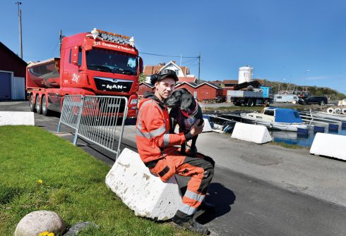 Sällskap. Patrick Olsson ligger ute och kör i veckorna, men har alltid hunden Luna med sig i hytten. Rådjur är hennes specialitet när Patrick jagar.