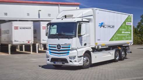  Efter två års tester rullar nu eldrivna tunga lastbilen Mercedes-Benz eActros i vardagstrafik för DB Schenker i Leipzig. 