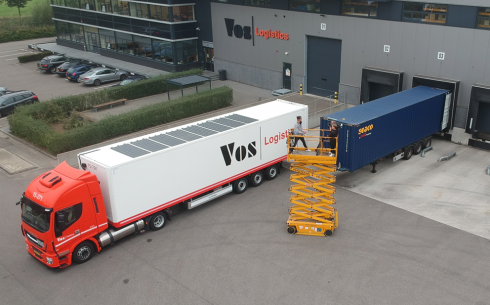 Här ser man tydligt solpanelerna på trailerns tak. Foto: Vos Logistics.