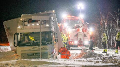 Bärgningsuppdrag av lastbil i dike. ”Ice Road Rescue” säsong 5 har premiär torsdag 8 oktober kl. 21.00 på National Geographic. Foto: National Geographic 