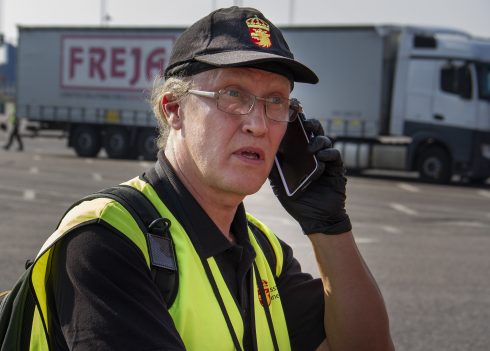 Jan Moberg på Länsstyrelsen är engagerad och det blir under vårt besök många samtal till avsändare och andra inblandade i transporterna. Foto: Göran Rosengen.