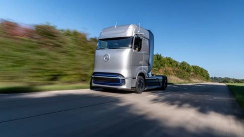     Konceptlastbilen Mercedes-Benz GenH2 drivs med flytande väte. 