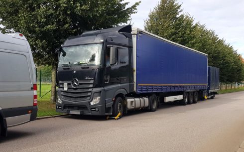 En av de otillåtna cabotagtransporterna som klampades vid polishuset i Helsingborg. Bakom trailern står ett ”exempel” på ett annat vanligt förekommande brott – en överlastad 3,5-tons lastbil.