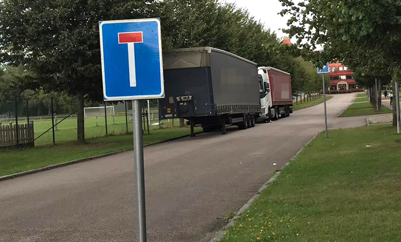 Återvändsgränd. Föraren i ekipaget bakom den parkerade trailern hävdade inledningsvis bestämt att han hade rätt och polisen fel. 