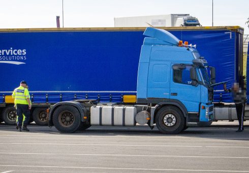 Dragbilen hade endast gröna saluvagnsskyltar. Till höger syns den ryske föraren som inte verkade riktigt förstå problemet med att han hade ryskt körkort. Foto: Göran Rosengren