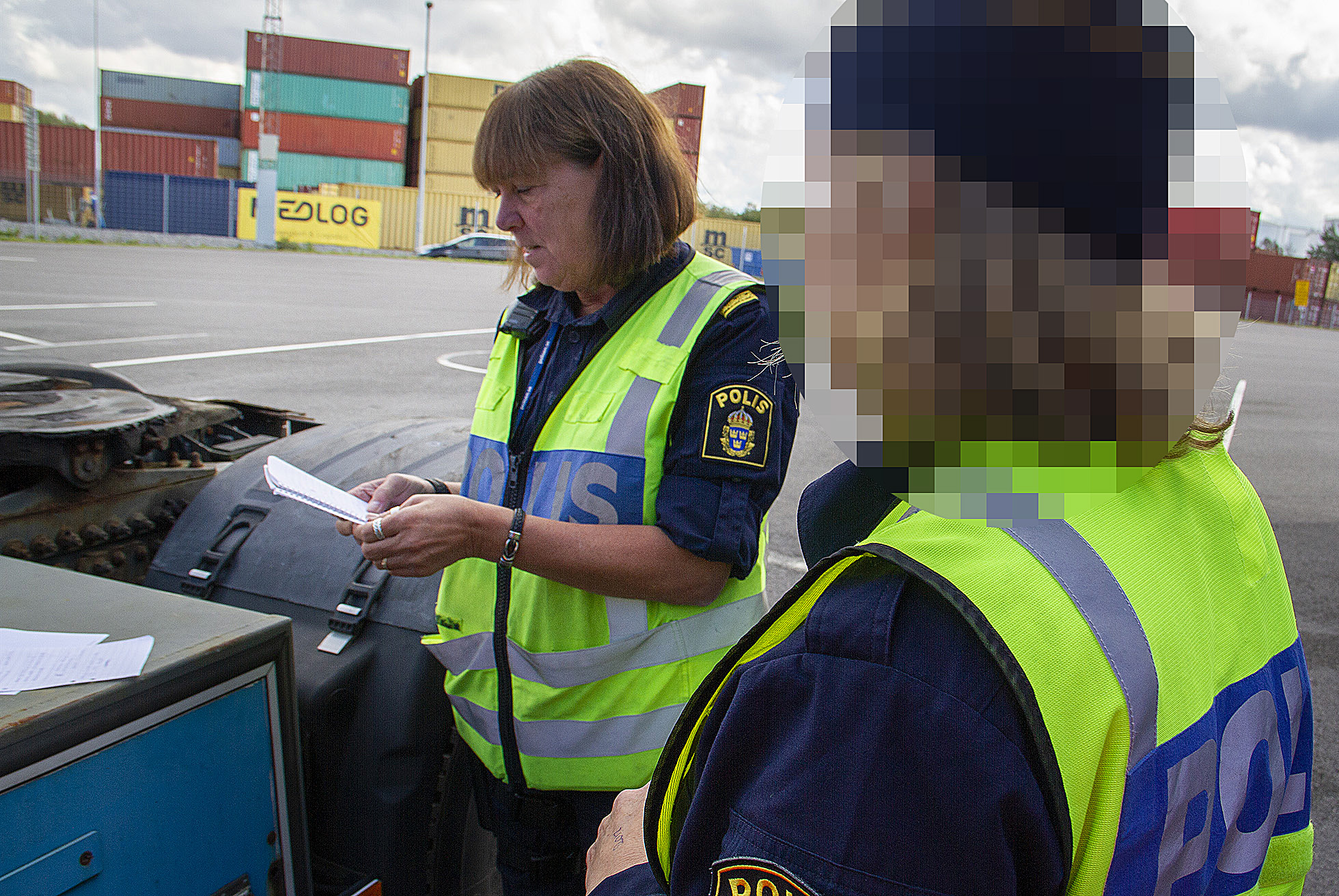 Polisinspektör Birgitta Norrman till vänster och hennes kollega går igenom dokumenten föraren presenterat för dem. Foto: Göran Rosengren