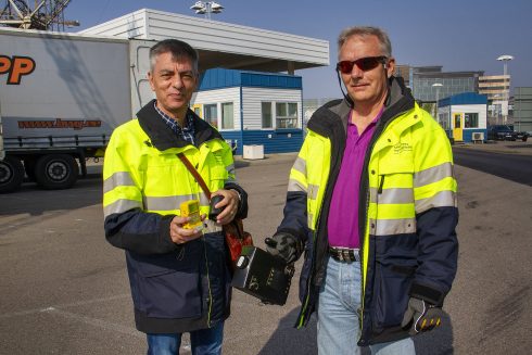 Marcos Koufakis till vänster håller ett känsligare mätinstrument som används om de hittar något med det större instrumentet som är som en geigermätare vilken Michael Wallin håller i. Foto: Göran Rosengren