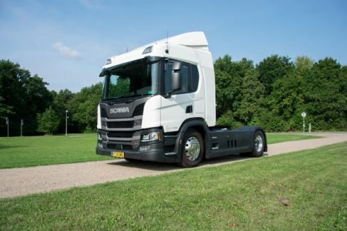 Första dragbilen med elhybriddrift i Scanias uthyrningsflotta i Danmark.