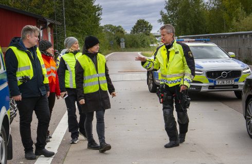 Trafikpolis Christer Hansson berättar om kontrollverksamheten för den lyssnande delegationen från Regeringskansliet. Foto: Göran Rosengren
