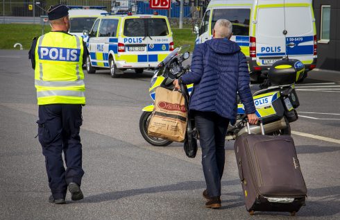 En av totalt tre nordmakedonska förare som fick lämna landet i tisdags lotsas här iväg av gränspolisen. Foto: Göran Rosengren