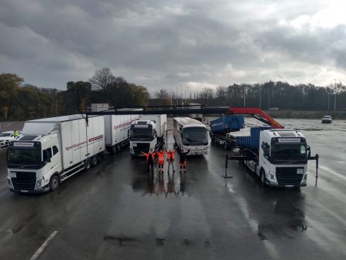 Framför de nya fordonen ser vi från vänster Saeed Mazloomian, lärare/kraninstruktör, Alexander Weiffert, lärare/buss, Mikael Bräck, APL-ansvarig och Bo Jönsson, lärare/gymnasieämnen.  Foto: Mathias Larsson, ansvarig för Komvuxutbildningen.