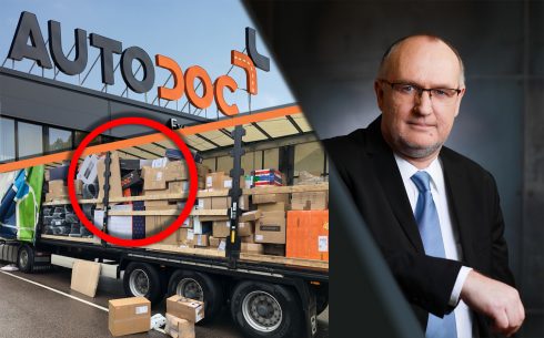 Thomas Casper, PR-chef hos Autodoc, upprörs över bildbevisen som vittnar om den katastrofala godshanteringen. Företagets gods ligger huller om buller tillsammans med datorskärmar, kläder, bildäck, sportutrustning, djurtillbehör och mycket annat. Speditören vars kapell syns på trailern är inte den som avses i artikeln. Transporten gjordes för Postnord Danmarks räkning.