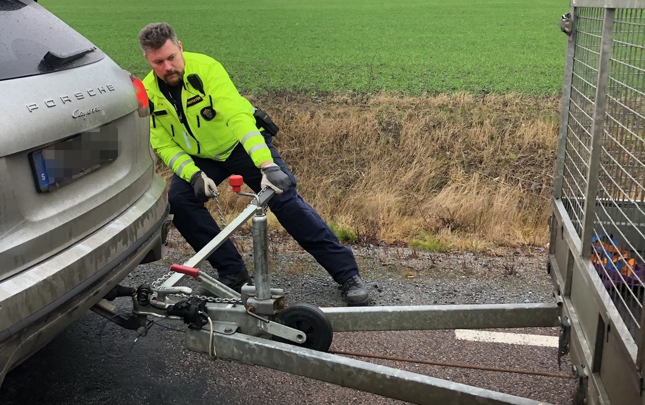 Bilinspektör Roger Ogemar tester bromsverkan på det överlastade släpet som fick underkänt. Foto: Ylva Frohm