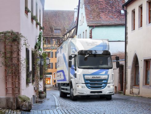   DAF Trucks lanserar LF Electric, en elektrisk transportlastbil för stadstrafik med räckvidd på upp till 280 kilometer utan utsläpp.  