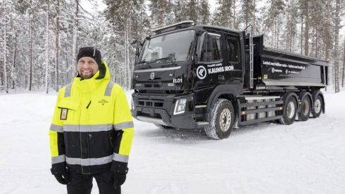 Lars Wallgren, Kaunis Iron, med en eldriven lastbil.